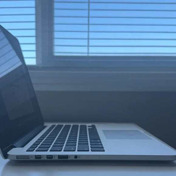 MacBook Pro Silver - Picture 5 of 7